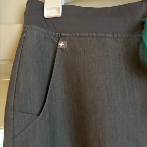 Figs women’s scrub pants size medium petite grey with green tie - Picture 5 of 7